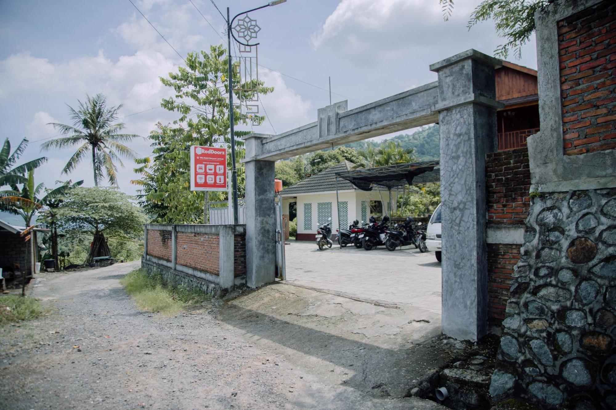 Reddoorz At Villa Bukit Senyum Lombok Kuripan  Exterior photo